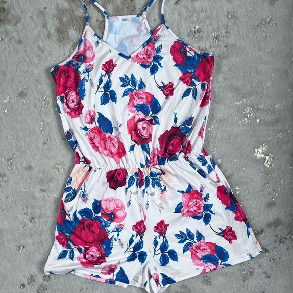 NWOT V Neck Floral Romper Adjustable Straps Pockets in Large💗 - Picture 2 of 7
